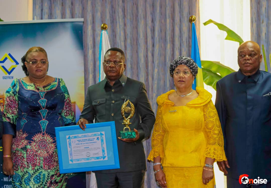 RDC : POUR SA CONTRIBUTION FINANCIERE À L'EFFORT DE GUERRE, L'OGEFREM PAR SON DG REÇOIT UN TROPHÉE DE LA PAIX
